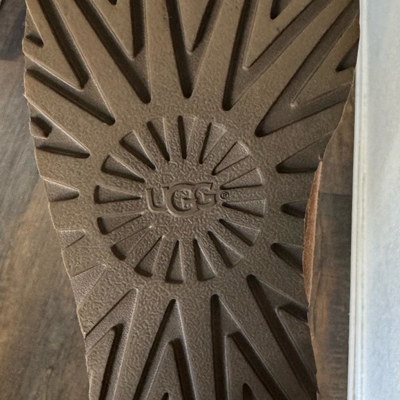 Women’s tall Uggs in chestnut size 7 . - Picture 6 of 6